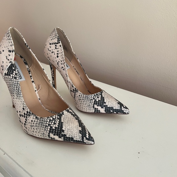 Steve Madden Black and White Snake Print Women's Heels - Picture 5 of 5